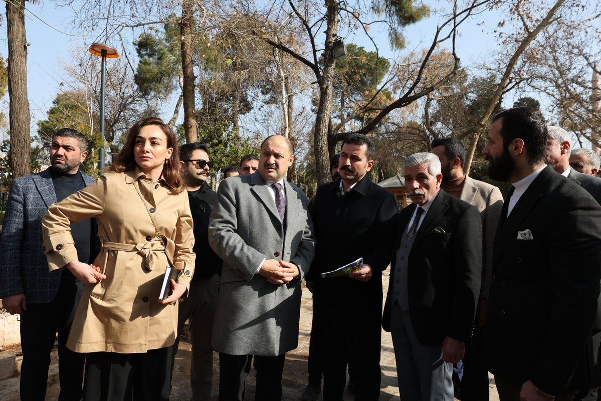 Şanlıurfa’nın kalbi Balıklıgöl, adına yakışır bir vizyonla yenileniyor🌿
​
Şanlıurfa Büyükşehir Belediye Başkanımız Mehmet Kasım Gülpınar, Balıklıgöl yerleşkesinde hayata geçireceğimiz yeni projeleri yerinde inceledi.

​🎯 Hedefimiz net:
​- Tarihi dokuya tam sadakat,
​- Şeffaf ve