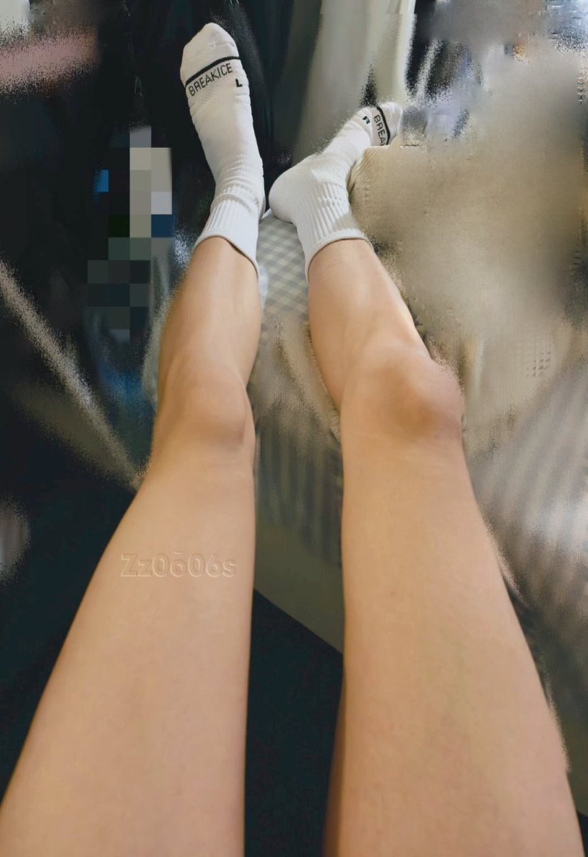 谁吃

＃top #腿控福利 #鸡吧套子 #臭脚S #臭脚直男