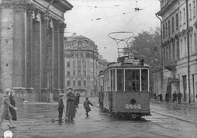 Пропоную порівняти, як виглядав ленінград після 2,5 років блокади нацистами і Маріуполь- після 2 місяців рашистської блокади.
І визнати, що москальський рашизм - абсолютно чисте зло, яке має бути знищене.