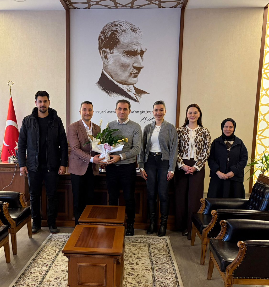 TÜGVA Bayındır ilçe temsilciliği olarak Bayındır İlçe Kaymakamımız Sayın Murat Mete’yi makamında ziyaret ettik. Misafirperverlikleri için kendisine teşekkür ederiz.