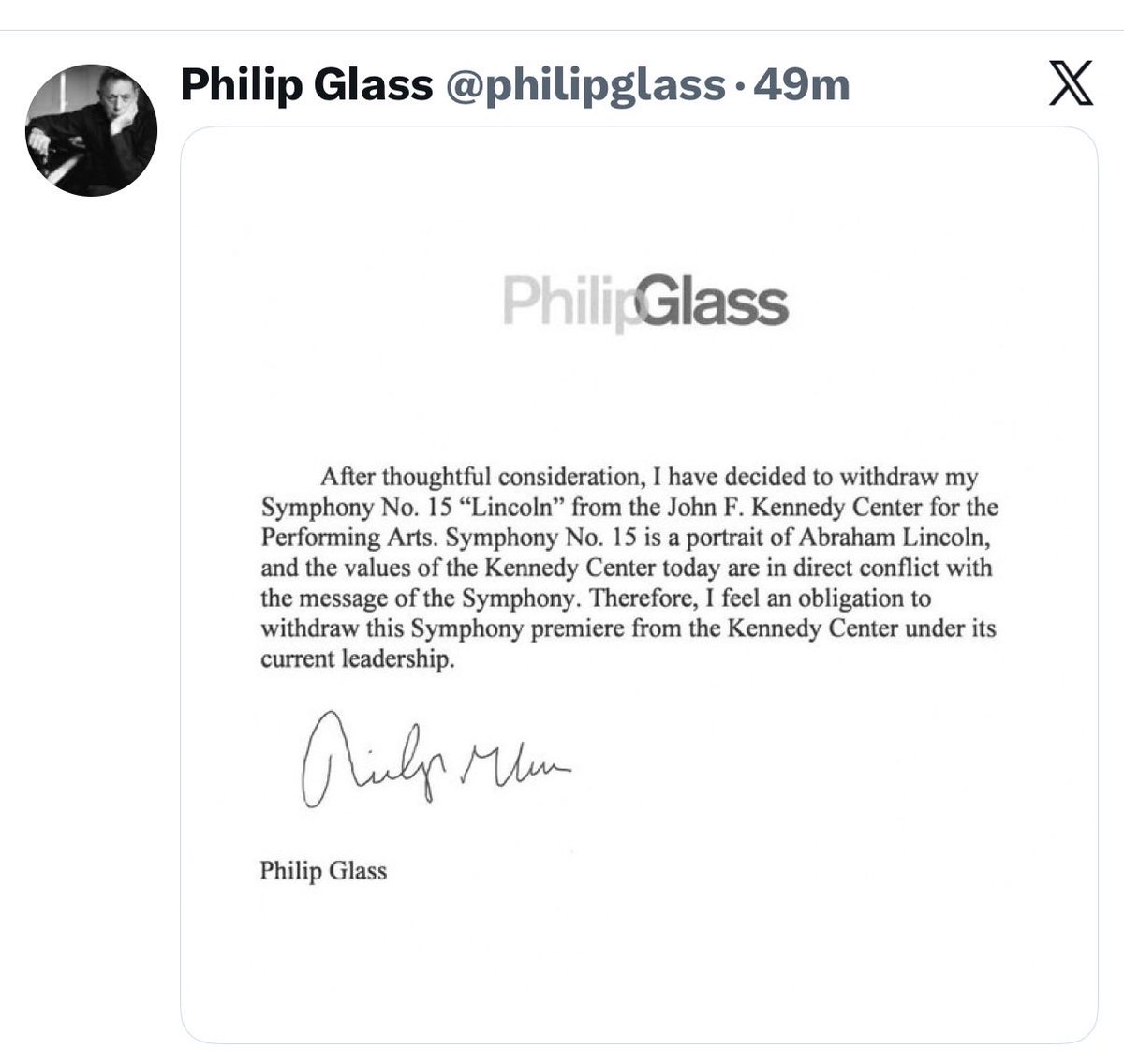 El compositor de música clásica <a href="/philipglass/">Philip Glass</a> decide no participar en las actividades del Kennedy Center
Ese centro de arte, cultura y ciencia es indigno, se despreció la reputación cultural del Kennedy Center
