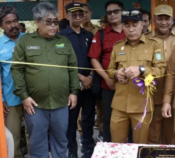 Perkuat Pengelolaan Hutan Desa, Bupati Kubu Raya dan Wakil Gubernur Kalimantan Barat Meresmikan Aula LPHD di Desa Sungai Jawi #hutsos <a href="/diskominfokkr/">DISKOMINFO Kubu Raya</a> <a href="/kemenhut_ri/">Kementerian Kehutanan RI</a> kuburaya.go.id/seputar-kubura…