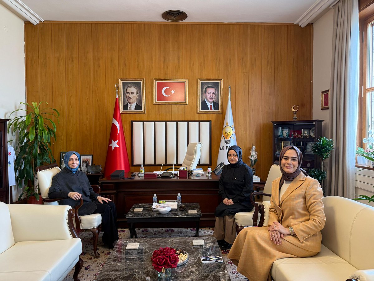 Gazi Meclisimizde, çok değerli Grup Baskan Vekilimiz <a href="/leylasahinusta/">Dr. Leyla Şahin Usta 🇹🇷</a> ile kadın, aile, genclik ve sivil toplum konulari üzerine bir istisare toplantisi gerçekleştirdik. Nazik kabulleri icin en derin teşekkürlerimle... <a href="/neyiryen/">Neyir Yenişehirlioğlu Akbulut</a>