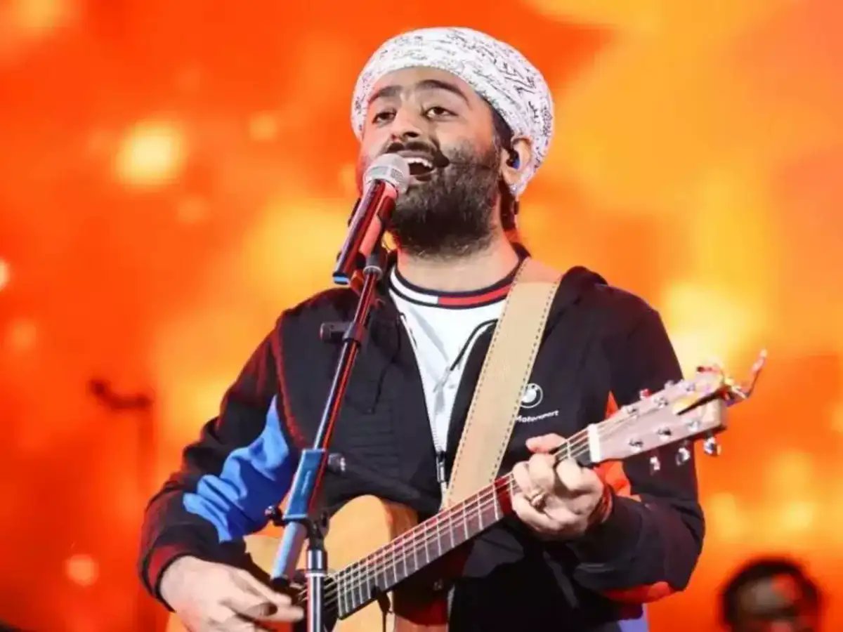 chayisquerajnit's tweet photo. "सुरों के 'फकीर' ने उठाया अपना झोला।"

प्रिय अरिजीत, @arijitsingh

खबर मिली कि आपने प्लेबैक सिंगिंग से 'संन्यास' ले लिया है। आपने कहा कि अब आप फिल्मों के लिए नहीं गाओगे, किसी नायक की आवाज नहीं बनोगे, बस अपने लिए गाओगे। यह सुनकर ऐसा लगा जैसे किसी ने चलते हुए साज़ के तार अचानक ढीले कर दिए हों। 

एक अजीब सा सन्नाटा पसर गया है, बिल्कुल वैसा ही सन्नाटा जो आपके किसी दर्द भरे गीत के खत्म होने के बाद कमरे में गूंजता था, लेकिन इस बार यह सन्नाटा सुकून देने वाला नहीं, बल्कि बेचैन कर देने वाला है। अरिजीत, आप महज एक गायक नहीं है। आप इस दौड़ती-भागती, शोर से भरी दुनिया में हम सबके लिए एक 'ठहराव' है। जब आपने स्टेटस पर कहा कि "I am calling it off," तो लगा कि शायद वक्त ने ही अपनी चाल बदल ली है। 

पिछले एक दशक से, या शायद उससे भी ज्यादा वक्त से, हिंदी सिनेमा के संगीत का  मतलब ही आप थे। पर्दे पर चेहरा चाहे किसी भी अभिनेता का हो, चाहे वो शाहरुख हों या रणबीर, उनकी रूह में आवाज आपकी ही धड़कती थी। हमें आदत हो गई थी कि जब भी दिल टूटेगा, तो मरहम आपकी आवाज़ लगाएगी। जब भी इश्क़ होगा, तो उसका इज़हार आपके सुरों में होगा। 

और आज? आज आपने उस आवाज को सिनेमा के शोर से समेट कर अपनी निजता की ओर मोड़ लिया है। मैं एक लेखक हूं, शब्दों से खेलता हूं,  लेकिन सच कहूं तो आज मेरे शब्दकोश भी बोने पड़ रहे हैं। आपकी आवाज के जादू को बयां करने के लिए रूपक कम पड़ रहे हैं। आप वो 'पारस' थे जिसके छूने भर से साधारण से साधारण गीत भी 'सोना' बन जाते थे। 
याद है वो दौर? जब 2013 में 'आशिकी 2' आई थी? हम सब बारिश में भीग रहे थे, लेक��न वो बारिश पानी की नहीं, तुम्हारे सुरों की थी। "तुम ही हो" महज एक गाना नहीं था, वो एक पूरी पीढ़ी का 'एंथम' बन गया था। आपने हमें सिखाया कि दर्द को पिया कैसे जाता है, और उसे पीकर भी खूबसूरती से जिया कैसे जाता है। 

आपका यह फैसला, जिसे आप एक 'नई शुरुआत' कह रहे हो, हमारे लिए एक युग का अंत है। इसे मैं 'संन्यास' इसलिए कह रहा हूं क्योंकि जिस बॉलीवुड की चमक-दमक के पीछे दुनिया पागल है, आपने उसे अपनी शर्तों पर अलविदा कहा है। यह किसी योगी का ही काम हो सकता है कि जब दुनिया उसे सिर आंखों पर बिठाए हो, जब सफलता उसके कदमों में लोट रही हो, तब वो अपना झोला उठाए और कहे–"बस, बहुत हुआ। अब मुझे अपनी तलाश करनी है।" यह साहस, यह विरक्ति, यह फकीरी... यह उसी अरिजीत सिंह में हो सकती थी जो स्टेज पर भी हवाई चप्पल पहनकर चढ़ जा���ा था। जिसे न स्टारडम का नशा था, न लाइमलाइट की भूख।

तुमने रीमिक्स के दौर में भी मौलिकत को जिंदा रखा। तुम्हारे गाने... उफ़!  वो स्मृतियों के 'बुकमार्क' थे। हर किसी की जिंदगी के किसी न किसी पन्ने पर तुम्हारा एक गाना जरूर चिपका है। किसी के पहले प्यार की धड़कन "राब्ता" में है, तो किसी के बिछड़ने का दर्द "अगर तुम साथ हो" में। जब 'तमाशा' में वेद रो रहा था, तो उसकी सिसकियाँ हम तक तुम्हारी आवाज के जरिए पहुंची थीं। वो "चन्ना मेरेया" गाते हुए जब तुम ऊंचे सुरों में गए थे, तो कसम से, सिनेमा हॉल में बैठा हर शख्स अपनी अधूरी मोहब्बत को याद कर रो पड़ा था। तुमने हमें रोना सिखाया, लेकिन वो रोना जो मनुष्य  को हल्का करता है। 

तुम्हारी आवाज में एक अजीब सी 'मिट्टी' की खुशबू थी। वो खुशबू जो प���ली बारिश के बाद धरती से उठती है। तुमने कभी अपनी गायकी में मिलावट नहीं की। आज के दौर में जब आवाजें मशीनों से सुधारी जाती हैं, तुम वो 'खरा सोना' थे जिसे किसी कसौटी की जरूरत नहीं थी। तुमने साबित किया कि अगर कला सच्ची हो, तो उसे किसी पीआर एजेंसी या मार्केटिंग की बैसाखी नहीं चाहिए होती। तुम्हारी सादगी ही तुम्हारा सबसे बड़ा गहना थी। 

आगे क्या? हम इंतजार करेंगे। जैसे ��ातक स्वाति नक्षत्र की बूंद का इंतजार करता है। तुम जब भी कुछ गाओगे, चाहे वो कोई इंडिपेंडेंट सिंगल हो या कोई भजन, हम उसे उसी शिद्दत से सुनेंगे। क्योंकि अरिजीत, रिश्ता तुमसे है, सिर्फ़ फिल्मों से नहीं। फ़िल्में तो आती-जाती रहेंगी, नायक बदलते रहेंगे, लेकिन जिस रूहानियत को तुमने हमारी आदतों में शुमार कर दिया है, उसका कोई विकल्प नहीं है। जाते-जाते बस इतना ही कहूंगा कि तुमने हमें जितना दिया है, उसका कर्ज हम शायद कभी नहीं उतार पाएंगे। 

तुमने हमारे अकेलेपन को अपना दोस्त बना लिया था। उन रातों में जब नींद नहीं आती थी, तुम्हारी प्लेलिस्ट ही लोरी बनती थी। उन सफरों में जब कोई साथ नहीं होता था, तुम्हारी आवाज हमसफ़र बनती थी। इस 'संन्यास' के बाद भी, तुम हर उस आशिक के दिल में रहोगे जो अपनी महबूबा को याद करेगा, हर उस मुसाफिर के साथ रहोगे जो मंजिल की तलाश में है। 

ख़त लिखने वाला लड़का।
चाय इश्क़ और राजनीति।