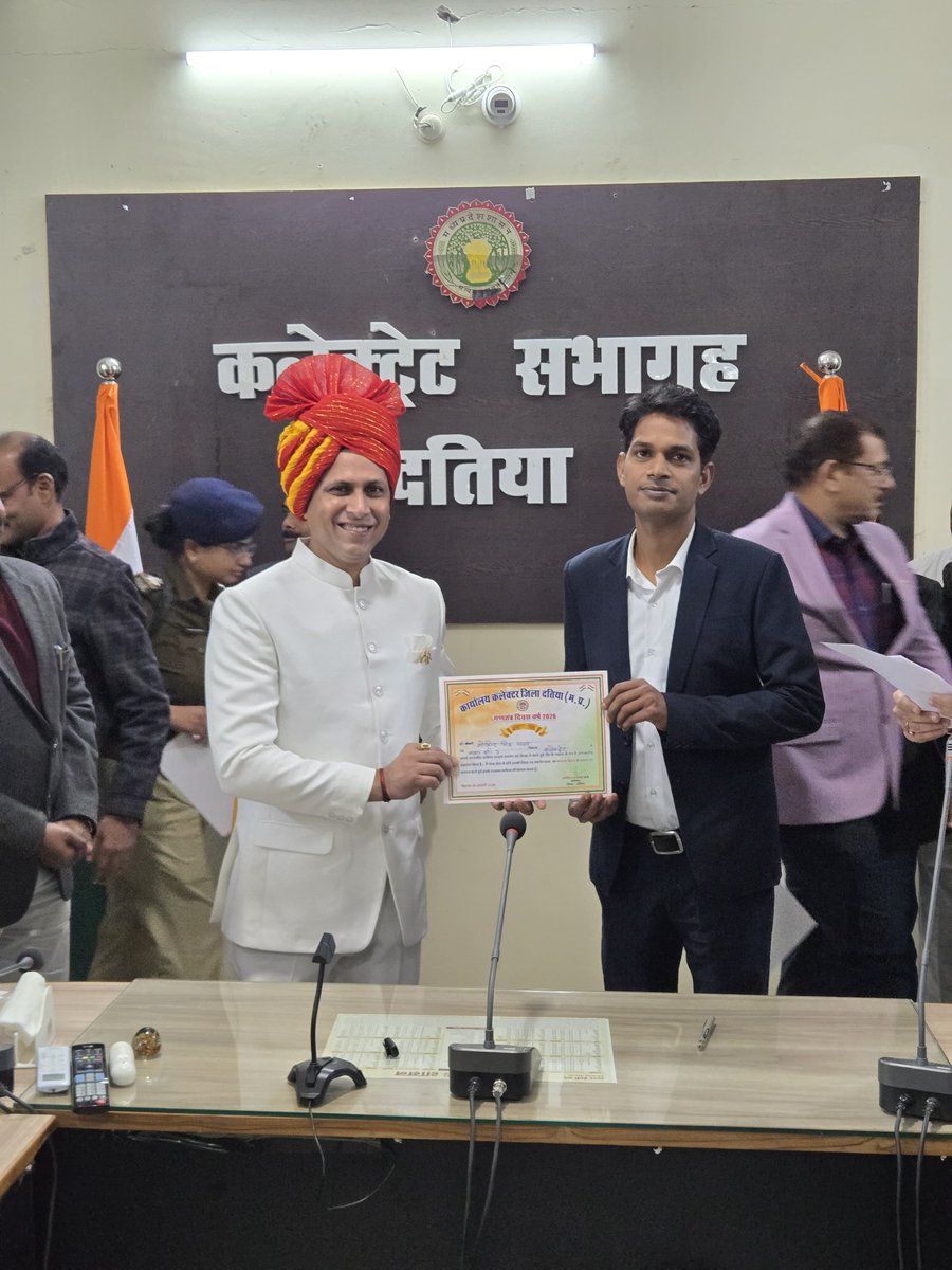 SanvidaKarmyogi's tweet photo. म.प्र. ई-गवर्नेंस के अधिकारियों को उनके उत्कृष्ट कार्यों हेतु जिला प्रशासन द्वारा पुरस्कृत किये जाने पर हार्दिक बधाई एवं शुभकामनाएं! जिले में डिजिटल शासन की सफलता, पारदर्शिता और सुचारु सेवाओं के पीछे E Gov टीम की मेहनत, समर्पण और तकनीकी दक्षता है 👏
#EGovernance #RepublicDay2026 https://t.co/KRCwyWAhIX