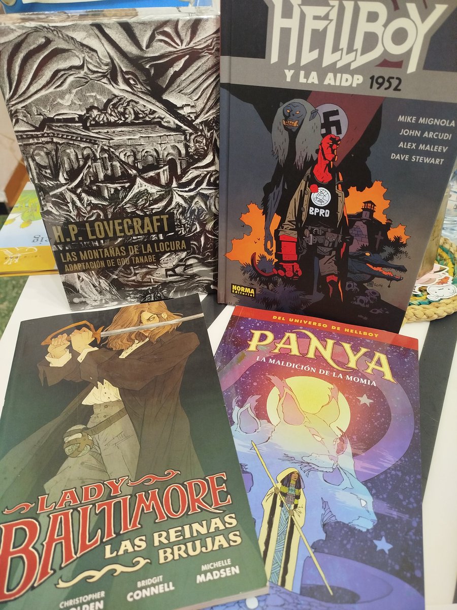 Per temes familiars el dinar de reis es va anular i no vam poder recollir els regals. 
Aquest diumenge van pujar mons pares amb els regalets... Tinc lectura per dies!
Obres de <a href="/gou_tanabe/">田辺剛</a> i <a href="/artofmmignola/">Mike Mignola</a> 
Editades per <a href="/PlanetadComic/">Planeta Cómic</a> i <a href="/NormaEditorial/">Norma Editorial</a>