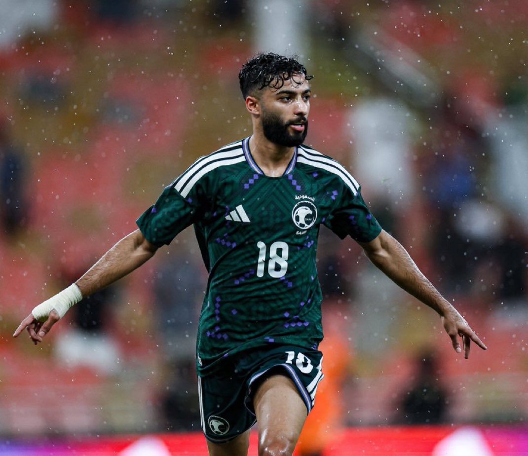 اي فكرة لخروج صالح ابو الشامات من الفريق ماهي الا حماقة رياضية ان جاز التعبير

اي فريق في الدوري حريص على تقوية دكته لدرجة الهلال ماخذ لاعبين اقل من عاديين زي مندش و غريب الي صالح اعلى منهم بمراحل

و عندنا تشعر ان فكرة خروج صالح مقبوله عند البعض للاسف