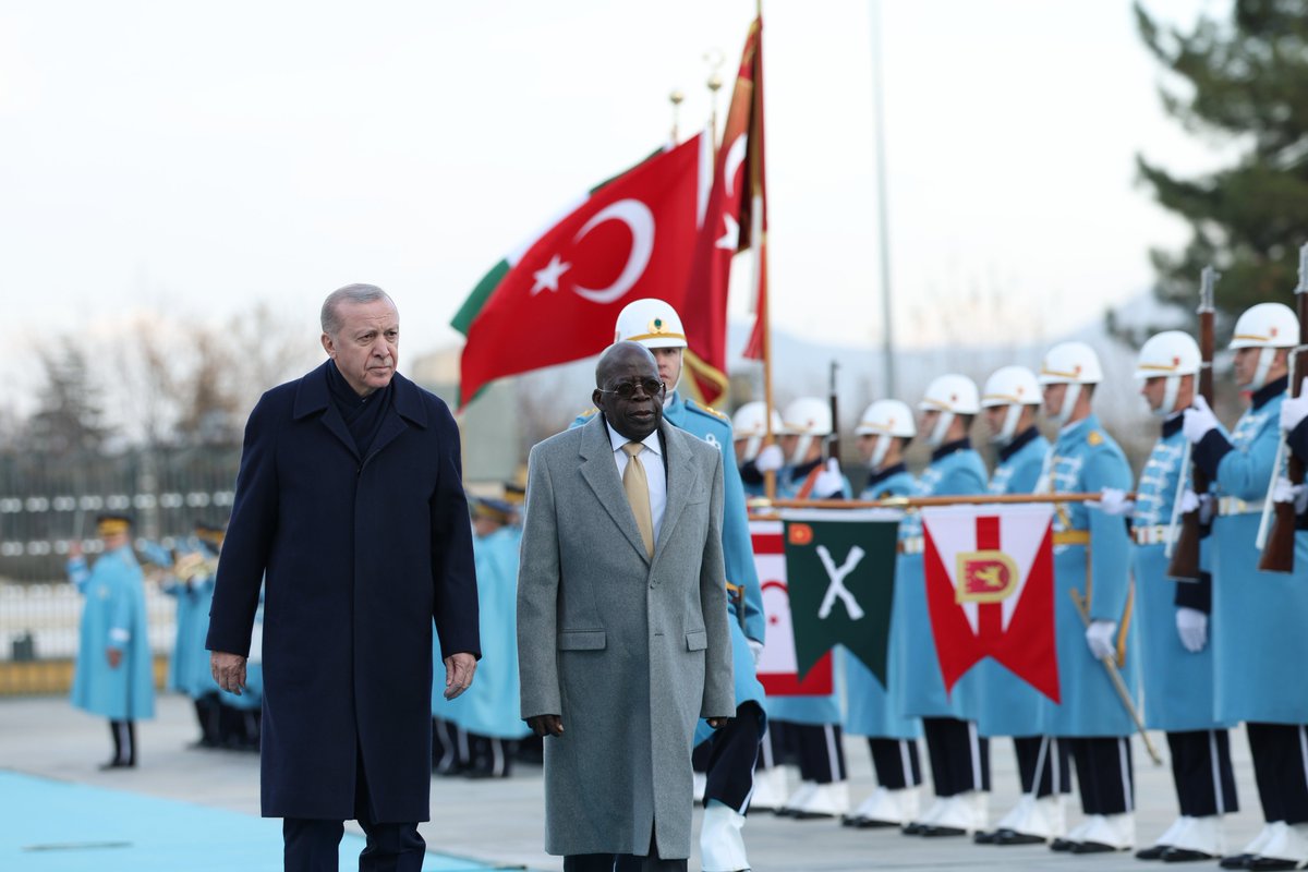 RTErdogan's tweet image. Ülkemize ilk resmî ziyaretini gerçekleştiren Nijerya Cumhurbaşkanı Sayın Tinubu ve kıymetli heyetini Ankara’da ağırlamaktan büyük memnuniyet duydum. 🇹🇷🇳🇬
          
Nijerya bizim için dost bir ülke olmasının ötesinde 230 milyonluk nüfusuyla Sahraaltı Afrika’daki en yakın ticaret…