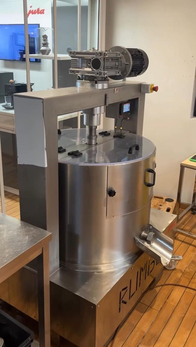 Just arrived and already at work creating chocolate...

The heart of Rumbo starts beating in this French laboratory too. A technology ready to produce signature chocolate from the very first moment.

myblog.boscolo.it/en/post/2026/0…