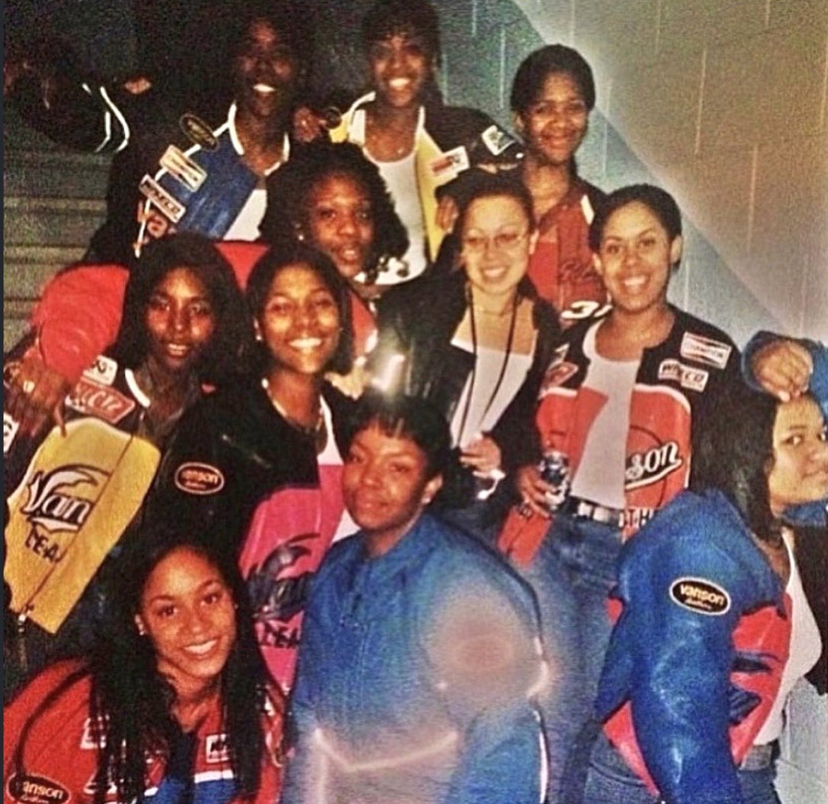 MaadyBK67's tweet image. Black Women from NYC wearing Vanson jackets {1997 -2006} 

Timeless flavor 👑 #REPRESENT