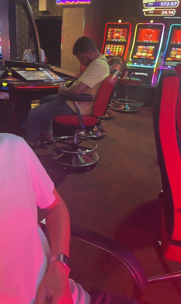 Después de una pelea de horas y horas contra la endemoniada este guerrero ha perdido la batalla, antes de caer en combate sus últimas palabras fueron : “ Mari sácame 100 euros ma ma m..” 
sin coñas no sé si está muerto