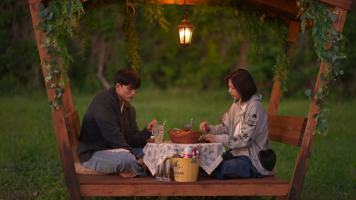 94KlSS's tweet image. “Give me that chance first, you said you would go paradise with me first”
“I am the only left handed one”

Hyeonwoo, a buff quiet guy, that wins all games, who’s set on one girl, and wakes up in the middle of the night to write down why he’s so intrigued by her

#singlesinferno5