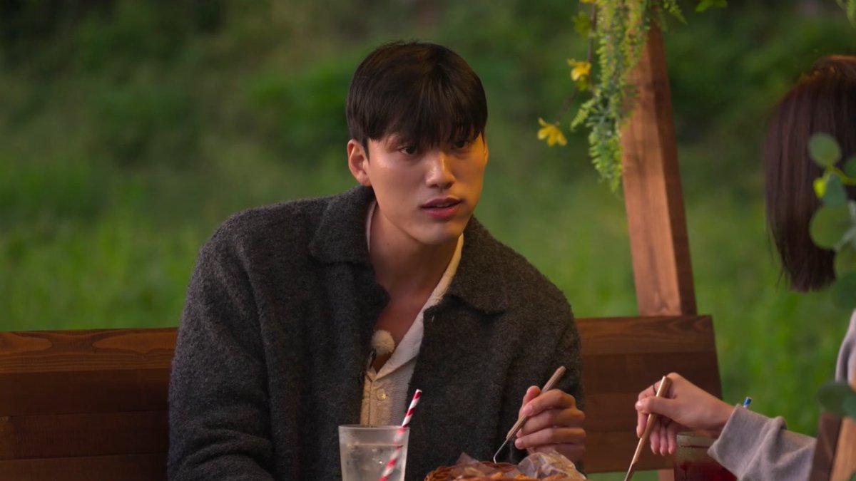 94KlSS's tweet image. “Give me that chance first, you said you would go paradise with me first”
“I am the only left handed one”

Hyeonwoo, a buff quiet guy, that wins all games, who’s set on one girl, and wakes up in the middle of the night to write down why he’s so intrigued by her

#singlesinferno5