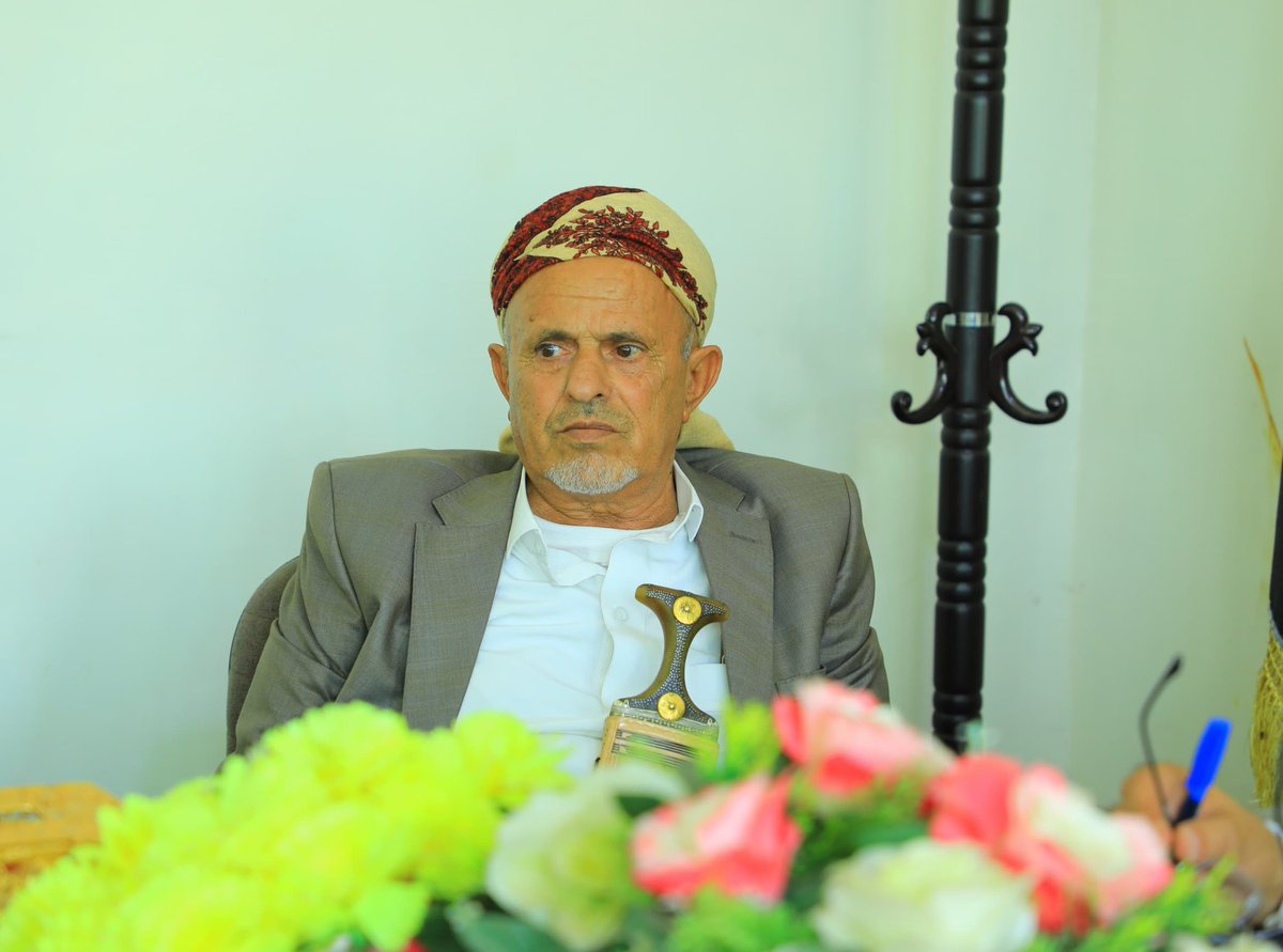 عظَّم الله اجر صعدة في البداية
واجر خولان بن عامر
واجر مرَّان الإباء واسرة غثاية
والقرى واهل العشاير
في وفاة الشيخ مدماك القبيلة

شيخنا ذي كان في خط الولاية
في الولاء باطن وظاهر
للنبي والآل نبراس الهداية
من زمن ماضي وحاضر
سعد عينه من توفى في سبيله

كلمات|صقر سبحان.