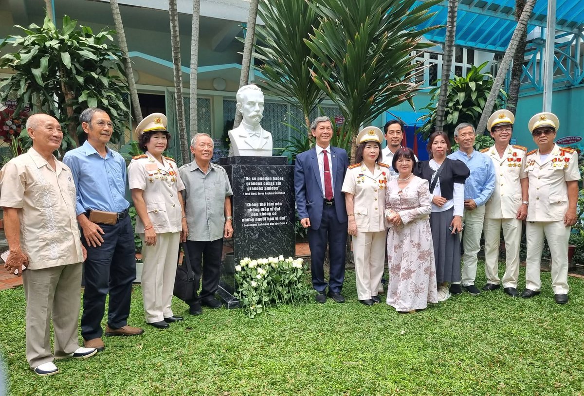AryMandy's tweet photo. En el 173 Aniversario del Natalicio de nuestro Héroe Nacional José Martí, inauguramos en Ciudad Ho Chi Minh un busto del Apóstol, ubicado en el consulado general de #Cuba. Este es el 1er monumento dedicado al pueblo cubano erigido en la Ciudad #173NatalicioJoséMartí https://t.co/3rGAdph2eN
