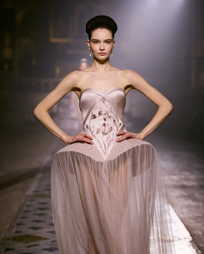 fashiontempoco's tweet photo. Structure meets Serenity. 🎀

Obsessed with the innovative silhouettes at the Georges Hobeika SS25 Haute Couture show.
 Couture at its most sculptural
#GeorgesHobeika #HauteCouture #SS25 #ParisStyle #LuxuryFashion https://t.co/L4IlfZUkAe