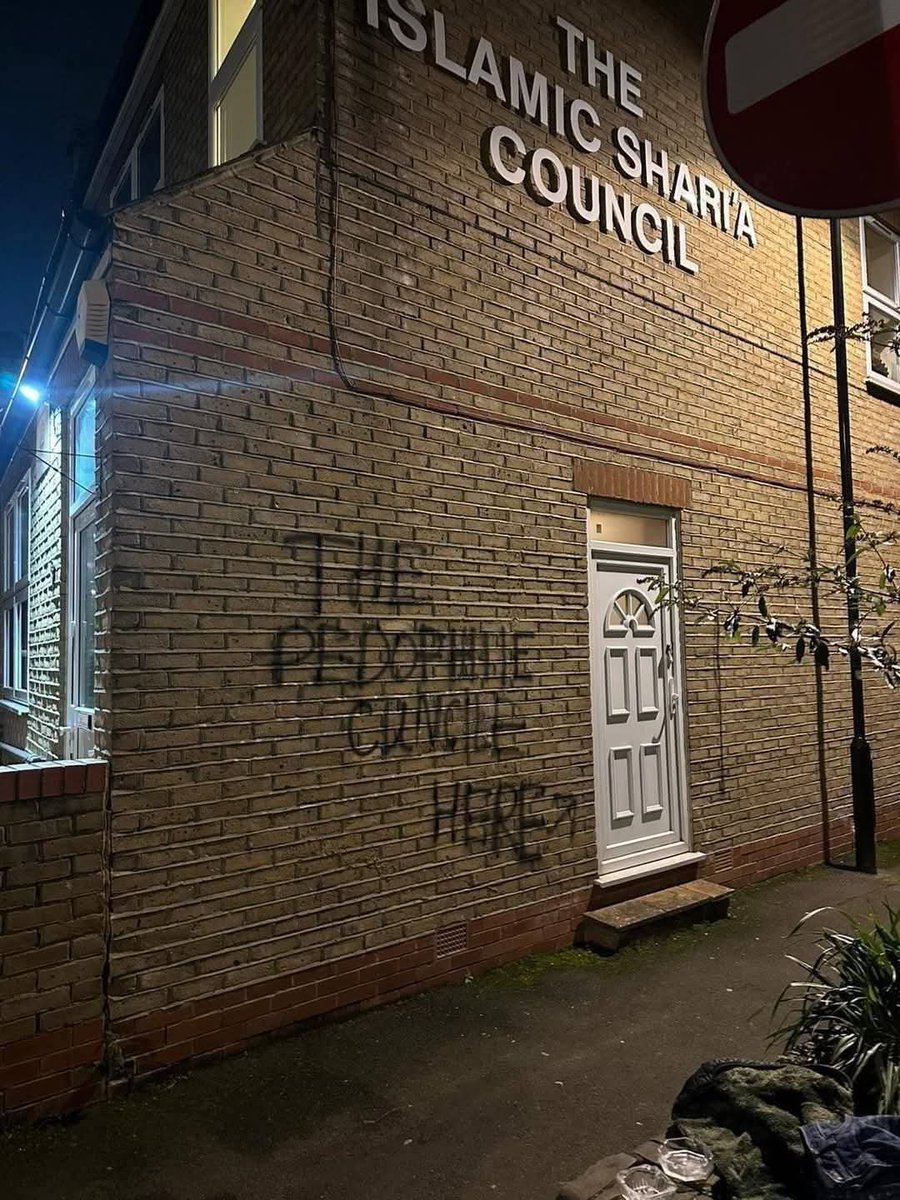 TheBritLad's tweet image. 🚨WOW: the sharia council in Britain has been vandalised reading:

“The Pedophile council here”

With an arrow pointing towards the entrance of the sharia council.

The British have had enough of Islam.