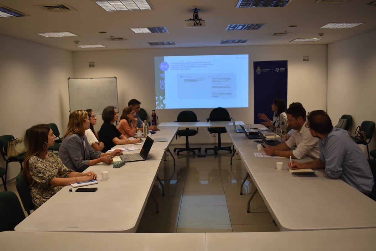 AuciUruguay's tweet image. 🔸Autoridades y técnicos de #AUCI se reunieron en Torre Ejecutiva con integrantes de la  Presidencia saliente y la nueva Unidad Técnica del @pifcss para dialogar sobre la estrategia 2024-2030, el plan de trabajo para este año y revisar aspectos logísticos y administrativos.