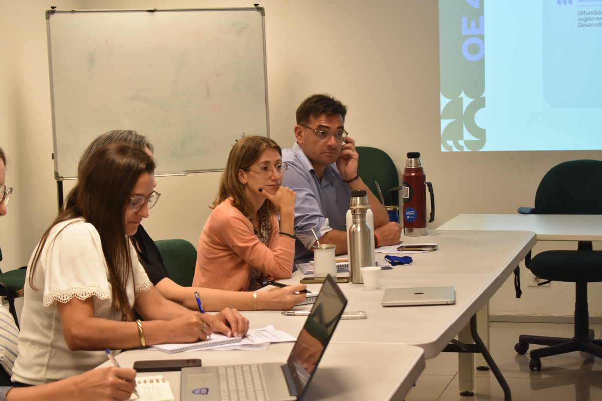 AuciUruguay's tweet image. 🔸Autoridades y técnicos de #AUCI se reunieron en Torre Ejecutiva con integrantes de la  Presidencia saliente y la nueva Unidad Técnica del @pifcss para dialogar sobre la estrategia 2024-2030, el plan de trabajo para este año y revisar aspectos logísticos y administrativos.