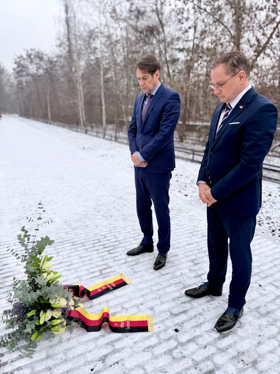 AfDimBundestag's tweet image. Heute haben der Fraktionsvorsitzende der AfD-Bundestagsfraktion, @Tino_Chrupalla und der kulturpolitische Sprecher der Fraktion, @GtzFrmming, in Grunewald am Mahnmal Gleis 17 anlässlich des Holocaust-Gedenktages einen Kranz niedergelegt.

Dazu sagt Tino Chrupalla: „Das Gedenken…