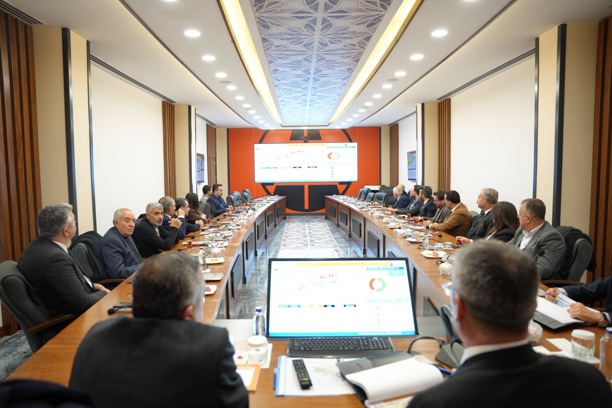 İl Başkanımız Abdulahat Arvas ve il yönetimimiz, Van Karayolları Bölge Müdürü Demirhan Erol ile birlikte Karayolları bölge Müdürlüğü’nde bir toplantı gerçekleştirdi.

Gerçekleştirilen toplantıda, Van ilimizde devam eden ve planlanan karayolu yatırımları, ulaşım altyapısının