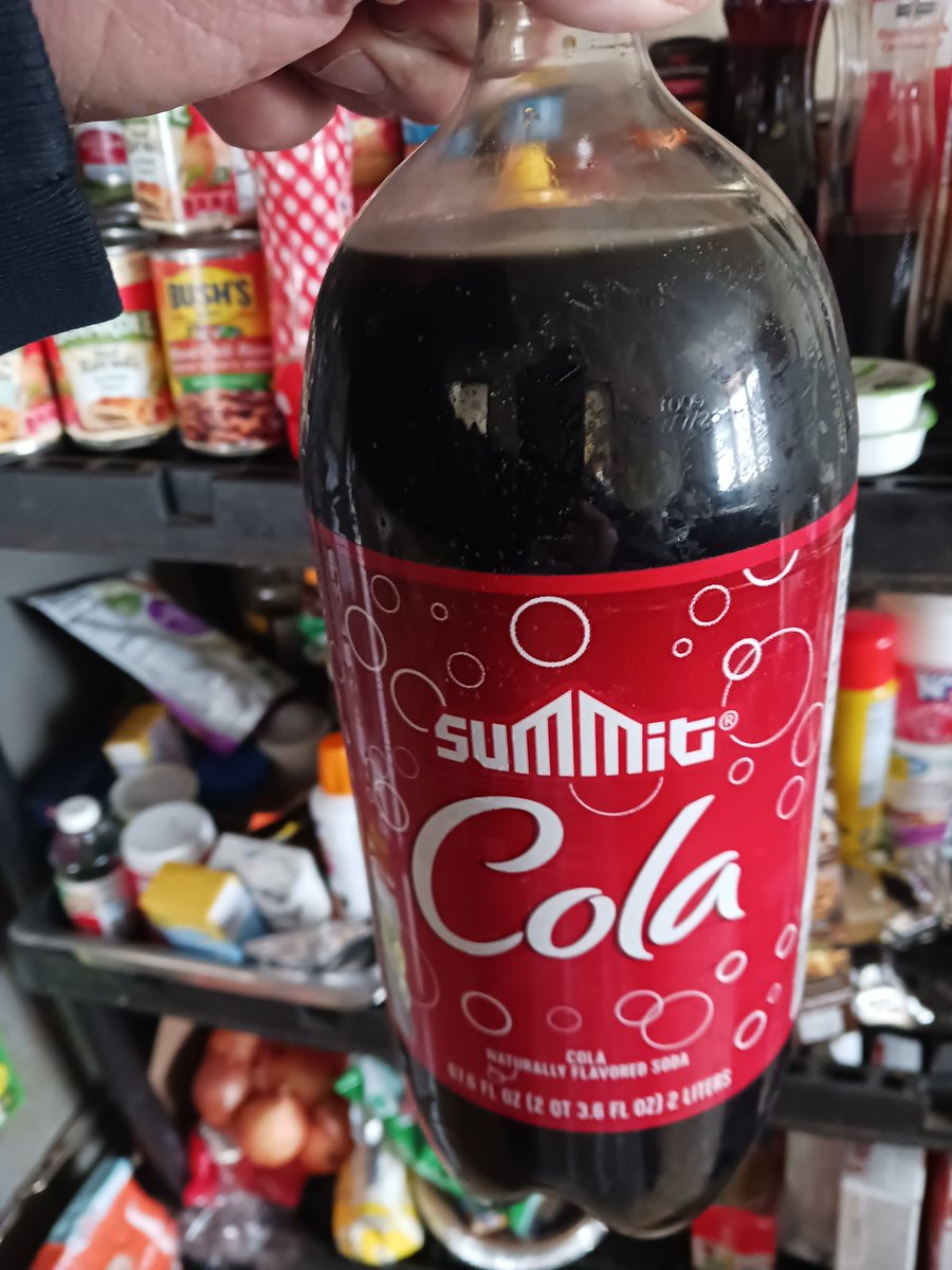 BIGBENN330's tweet photo. Helped mom clear off her car this cola been in car several days in sub zero Temps and is NOT frozen ?????? #summitcola #Aldis https://t.co/IQok4E6Eff