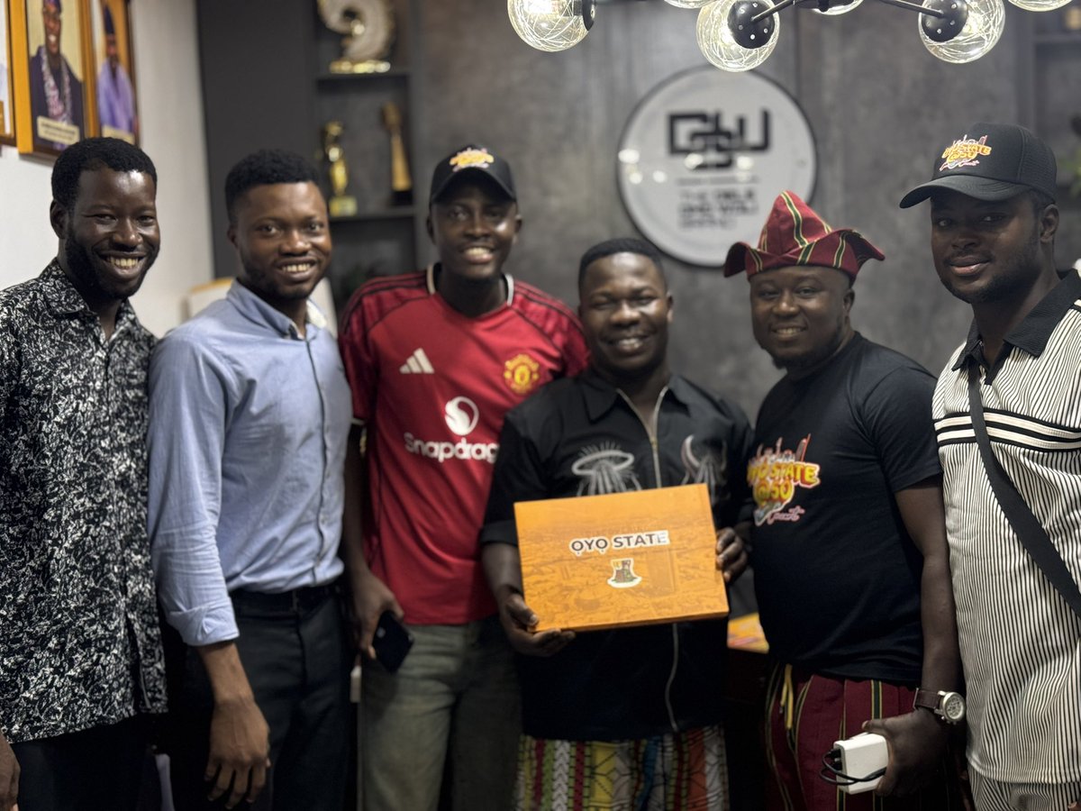 Hon_Jesugbemi's tweet image. I had the privilege to present the official invitation for Oyo State at 50 to Dele Omo Woli today at his office ❤️ #OyoAt50 #OyoStateAt50