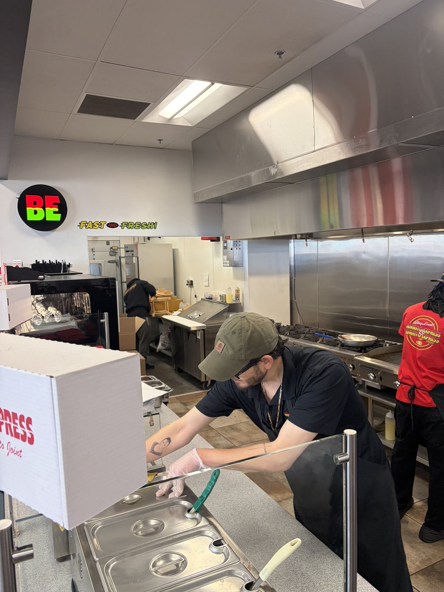First day in Maricopa. Slanging burritos like we do. 200 sold in the first 3 hours. Retweet and help the homies spread the word. If your in the fence, come grab a free sample💯