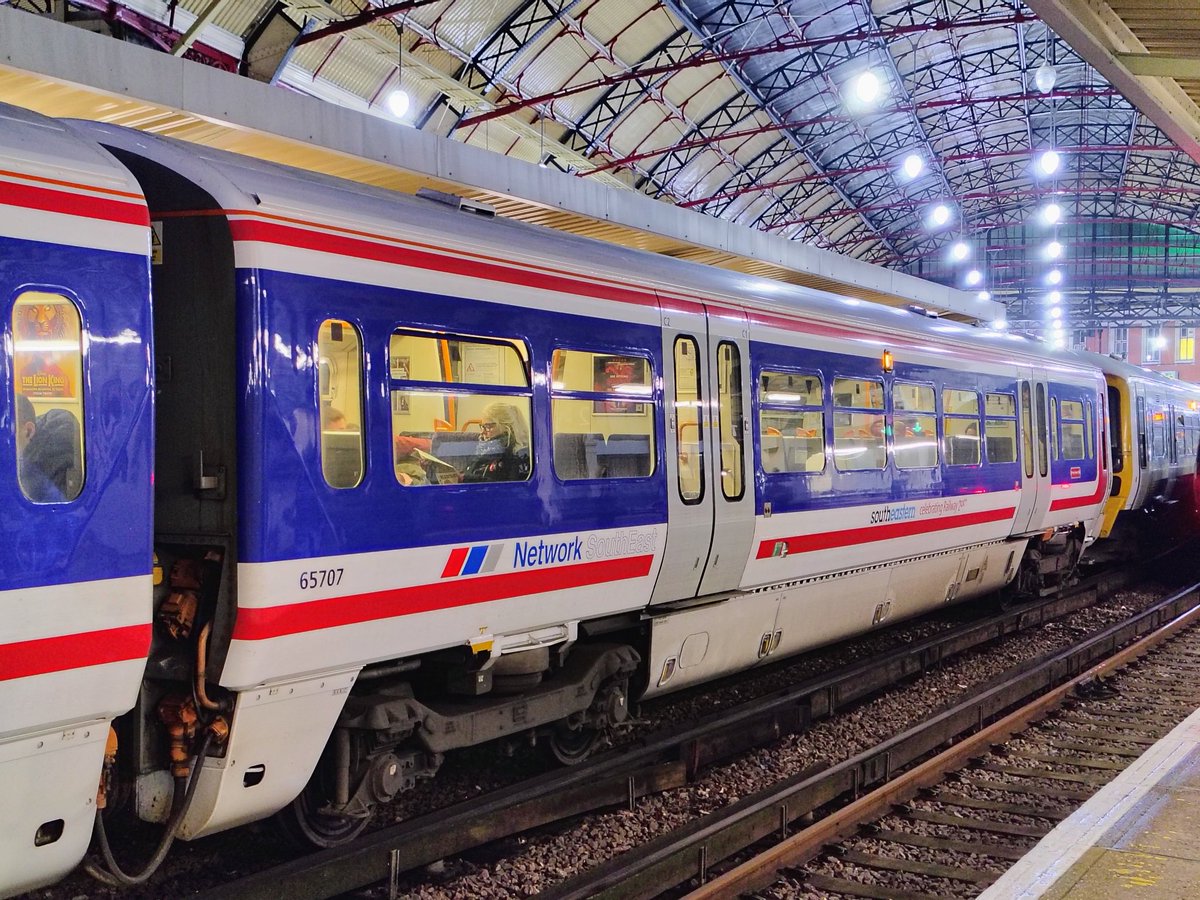 acsheehy's tweet photo. @Se_Railway Someone's been let loose with a paintbrush! Own up! https://t.co/4SMEkIQ3Yj