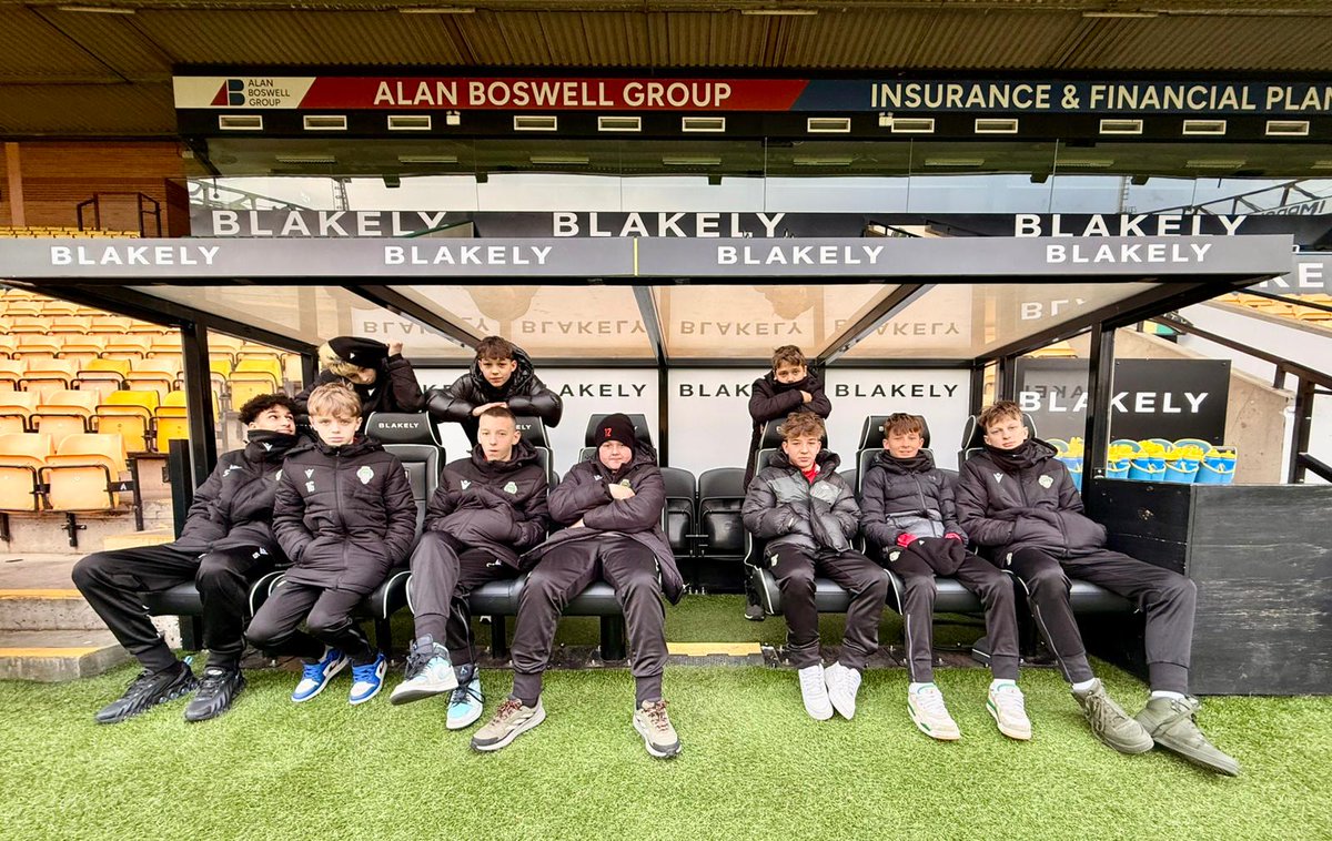 fkvz1903's tweet photo. Druhý den dopoledne si žižkovská parta udělala výlet na stadion Carrow Road, kde hraje své zápasy ve druhé nejvyšší soutěži tým @NorwichCityFC. Průvodci klukům zpestřili prohlídku spoustou zajímavostí a Viktoriáni jim na oplátkou vybílili fanshop ⚽️
#mladez #U14 #Anglie https://t.co/20sqahHBYt