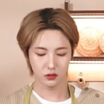 เหรินสวยขึ้นทุกวันจริง ๆ ตาแป๋ว หน้าเล้กนิดเดียว ปากจุ้บจิ้บ อิ่ม ๆ จมูดพุ่ง คิ้วสวย เห้อ ชั้นแพ้คนสวย