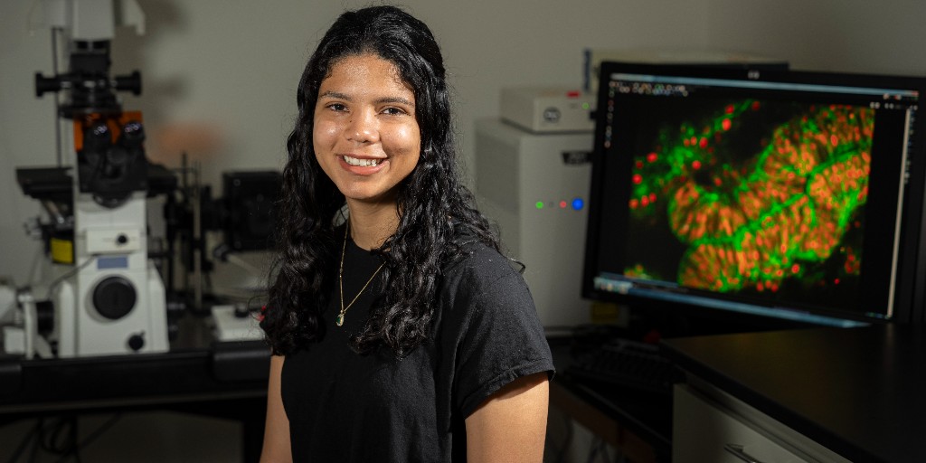 UWM's tweet image. #UWM student Gabby Voit studies #BrainDevelopment in zebrafish to uncover genetic links to human health, from autism to fertility and cancer. Read more ⬇️  uwm.edu/news/uwm-resea… #UWMMakeWaves