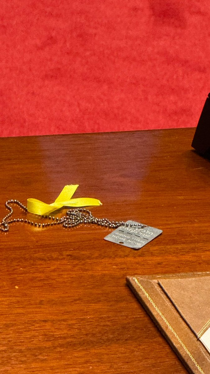 Los enemigos están entre nosotros. Hoy dejé de usar estas identificaciones por los secuestrados en Gaza. La placa me la regaló la hija de un secuestrado a quien prometí usarla hasta que liberaran a todos. Ayer entregaron el último rehén muerto.