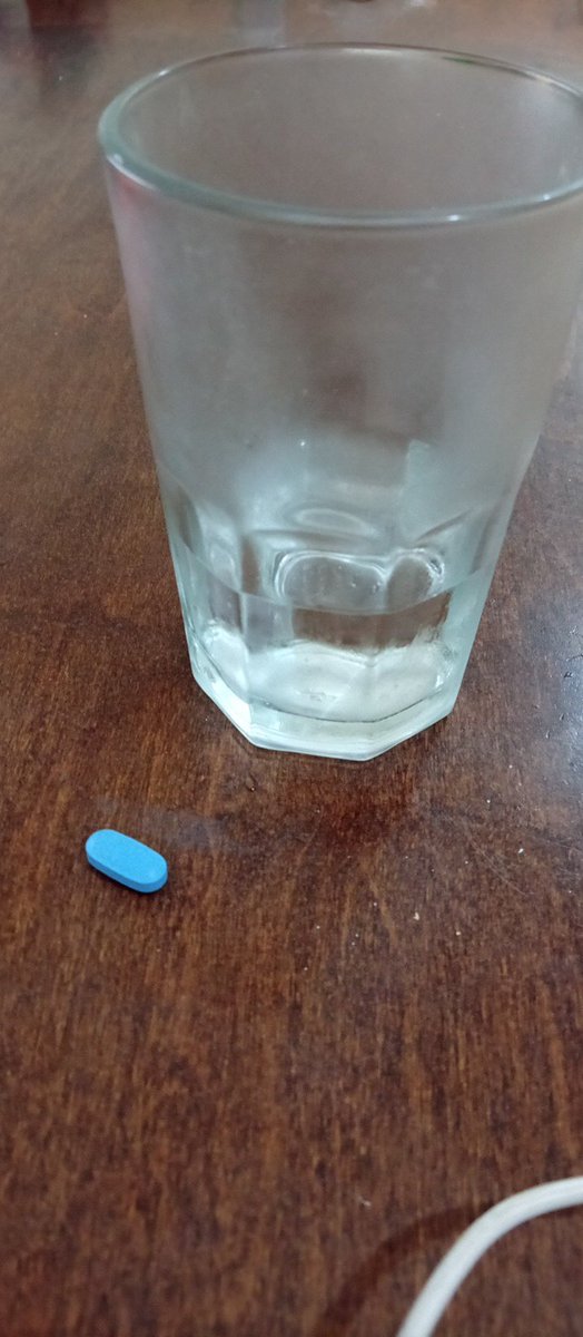 Toca medicamento para cuidar la salud.