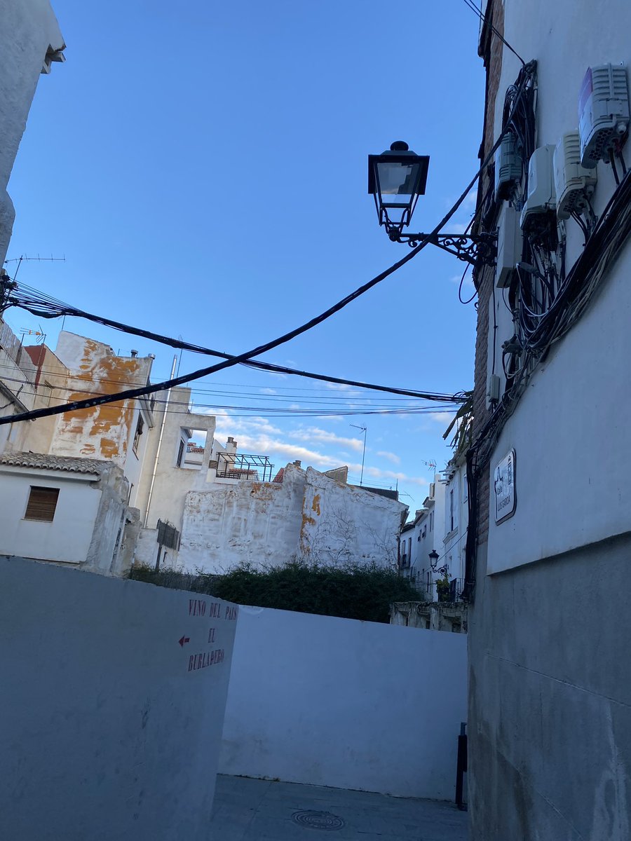 Este enclave único a nivel local y provincial evidencia la urgente necesidad de un Plan de Rehabilitación Integral del Conjunto Histórico de Baza, que recupere su arquitectura, su espacio público y la identidad urbana perdida.