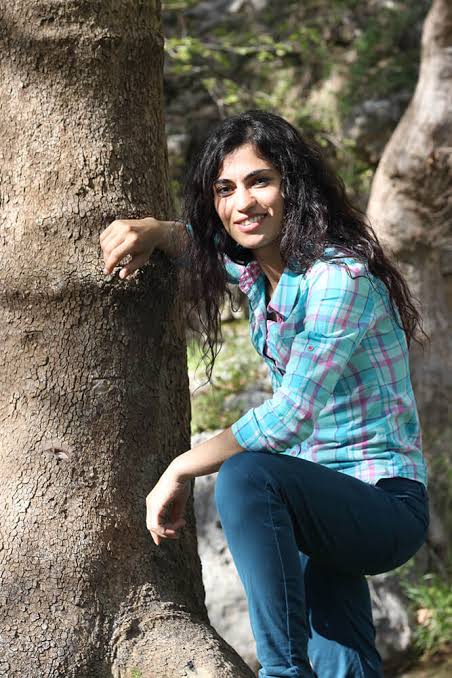 LauraCarrax's tweet image. Hacedme entender este maldito mundo
y decidme cómo no romperme del todo.
Nûdem Durak
Fue arrestada en 2015 y condenada a 19 años de prisión por cantar canciones en idioma kurdo, consideradas por las autoridades turcas como “propaganda terrorista”.
Está encarcelada en Turquía.