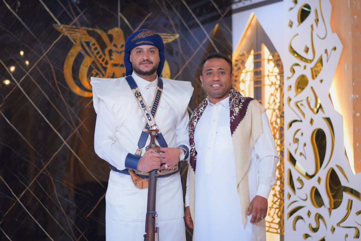 تهانينا القلبية للأخ محمد السامعي
بزفافه الميمون ؛ بارك الله لك وبارك عليك وجمع بينكما على خير وفي خير ان شاء الله ✨