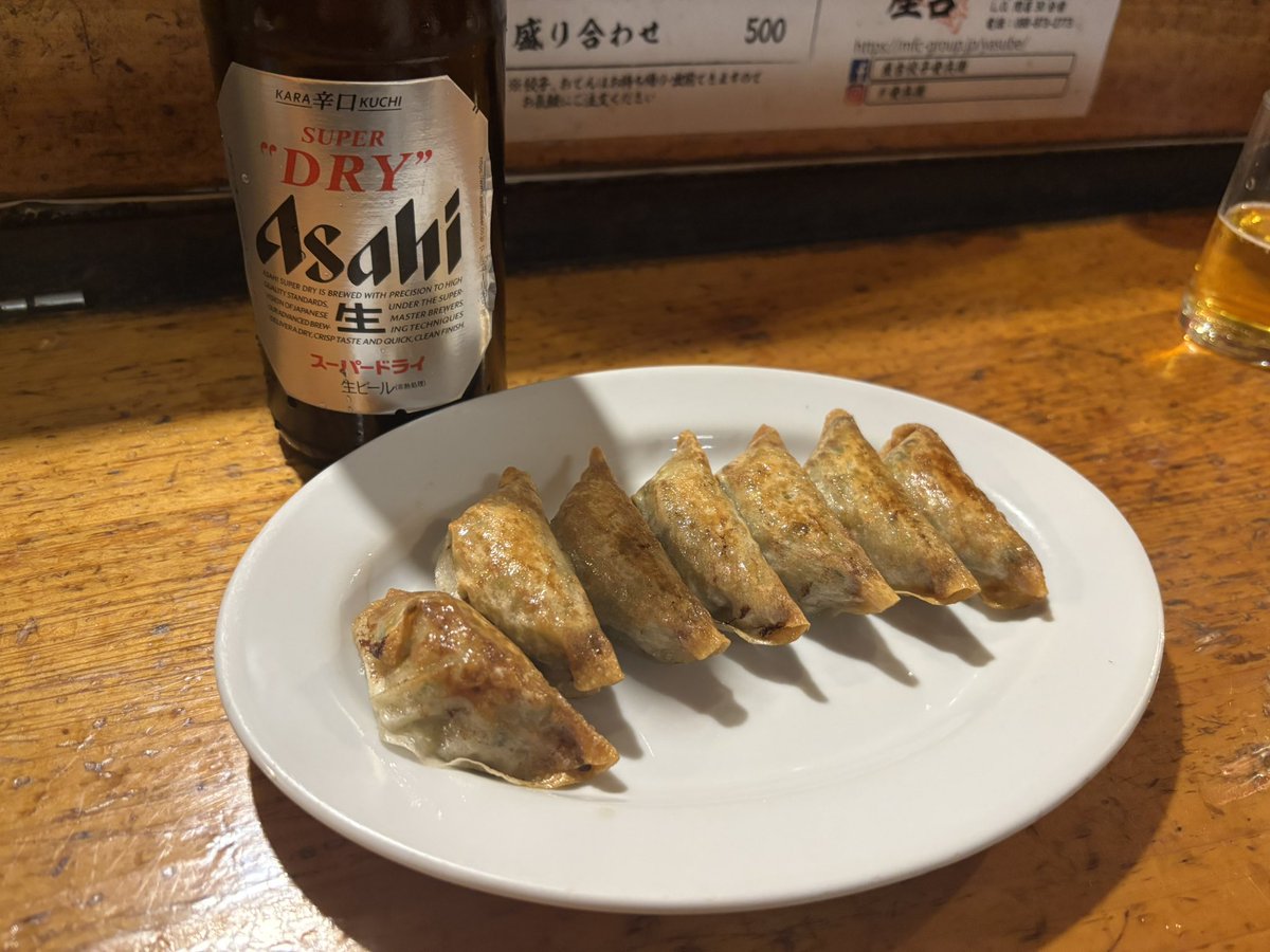 本日、高知出張で夜はさわち料理をいただきました。
高知の魚は美味しい。
二軒目は屋台餃子安兵衛さんへ。
小ぶりな餃子がパリパリでこれまた美味しい😋
そして、はりまや商店街を散策してホテルへ。
酔き高知の夜でした。
#古典酒場部
#居酒屋好き
#高知県