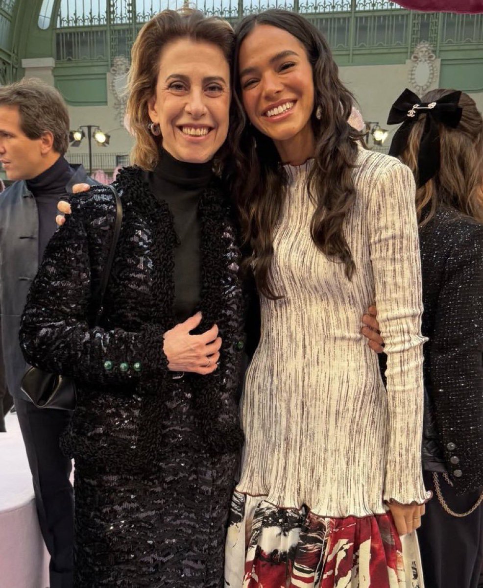 tracklist's tweet image. Fernanda Torres e Bruna Marquezine juntas no desfile da Chanel, em Paris. ❤️