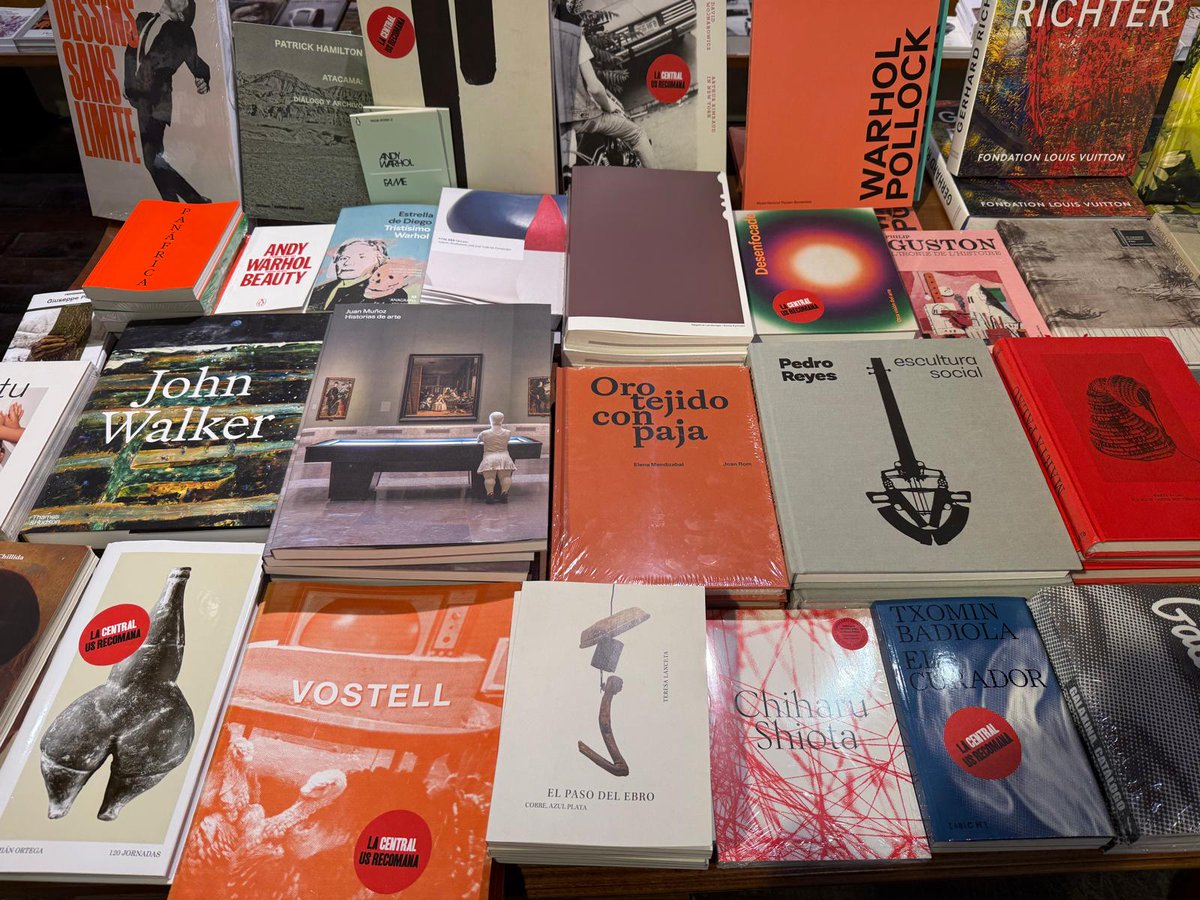 EdConcreta's tweet image. Dos imágenes que nos llegan de La Central ❤️

«Negative Space», de Kimia Kamvari, «El paso del Ebro: corre, azul plata», de Teresa Lanceta», y «Ensayo para Deep Song», de Lola Lasurt, junto a publicaciones de compañeras como Caniche Editorial o @cajanegraedit 🔥