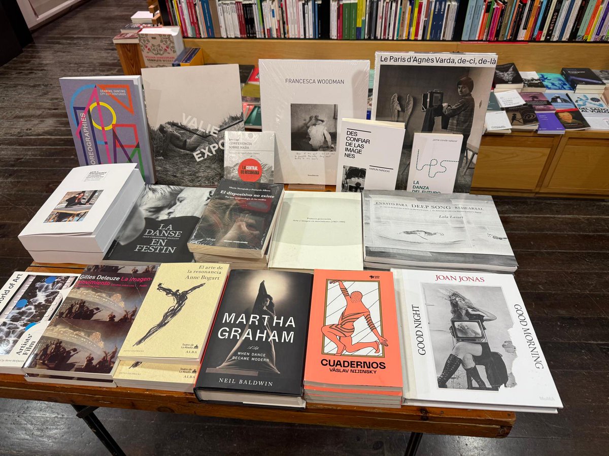 EdConcreta's tweet image. Dos imágenes que nos llegan de La Central ❤️

«Negative Space», de Kimia Kamvari, «El paso del Ebro: corre, azul plata», de Teresa Lanceta», y «Ensayo para Deep Song», de Lola Lasurt, junto a publicaciones de compañeras como Caniche Editorial o @cajanegraedit 🔥