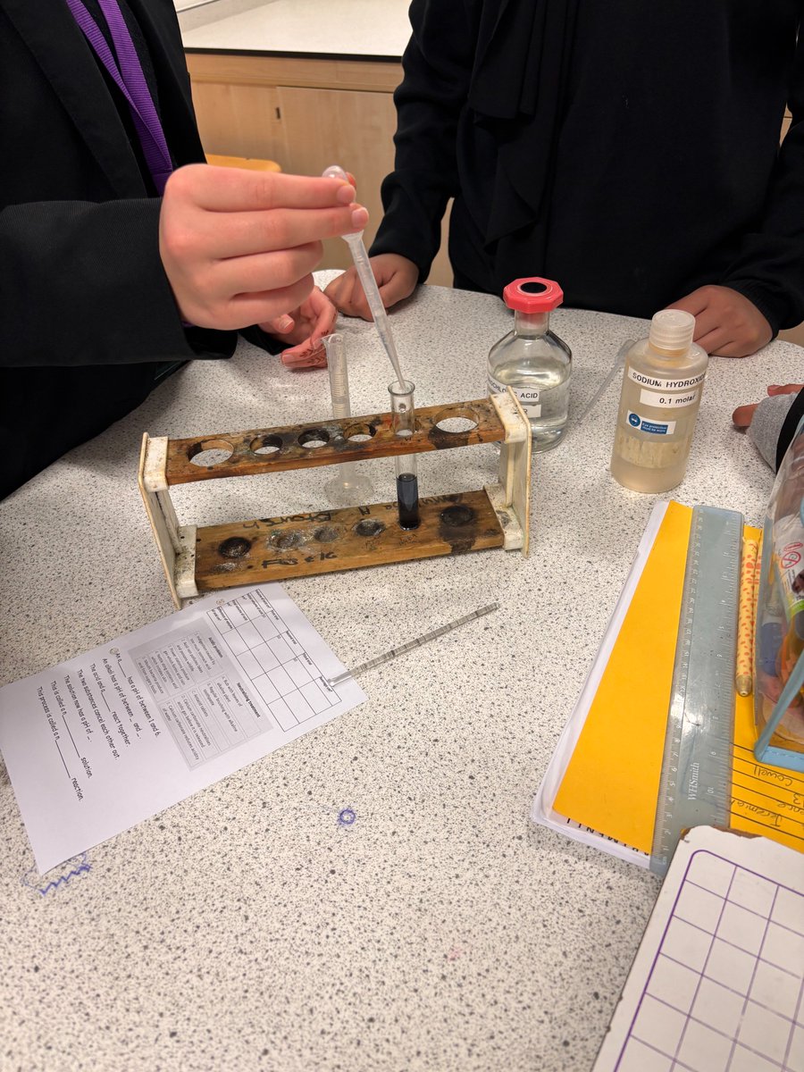 Millais_Science's tweet photo. Can you neutralise the solution? #MillaisYear7 applied their knowledge from their recent chemistry topic. #MillaisCollaboration #MillaisScience https://t.co/ouyBjInLo1