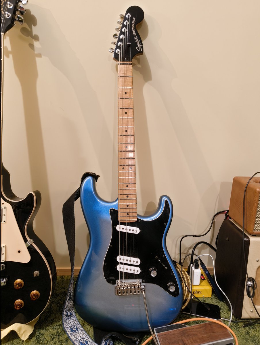 gawa's tweet image. #みんなのSquier見せて
ちょうど1本増えた僕にはタイムリーなタグ。
左／Contemporary STRATOCASTER Special
右／Vintage Modified STRATOCASTER