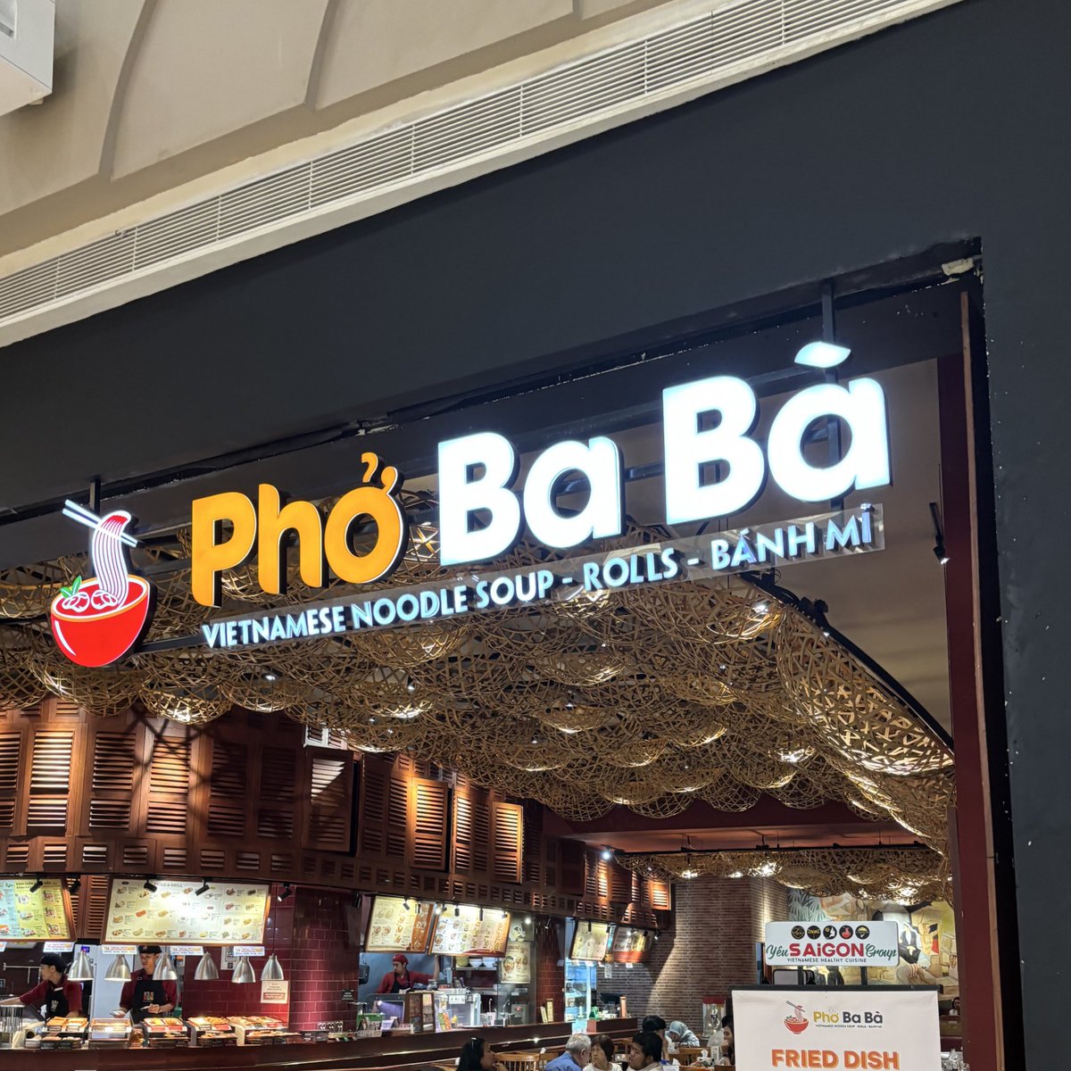 Pho Ba Ba ini emang layak dibilang comfort food banget. Menyenangkan juga soalnya bs refil sayur2an yg bs jadi krecek2 di kuahnya kyk konsepnya marugame 😋😋