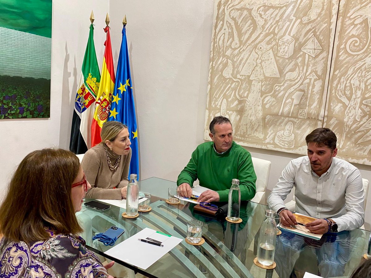 UPA_Extremadura's tweet photo. Hoy le hemos entregado a la presidenta de la @Junta_Ex, @MGuardiolaM, un documento que recoge las reivindicaciones del #campo extremeño ✊
Muchos motivos que han llevado a los #agricultores y #ganaderos a salir a la calle en varias jornadas de protestas⬇️
https://t.co/XuyjaGKCiy https://t.co/QYRIvH05L5