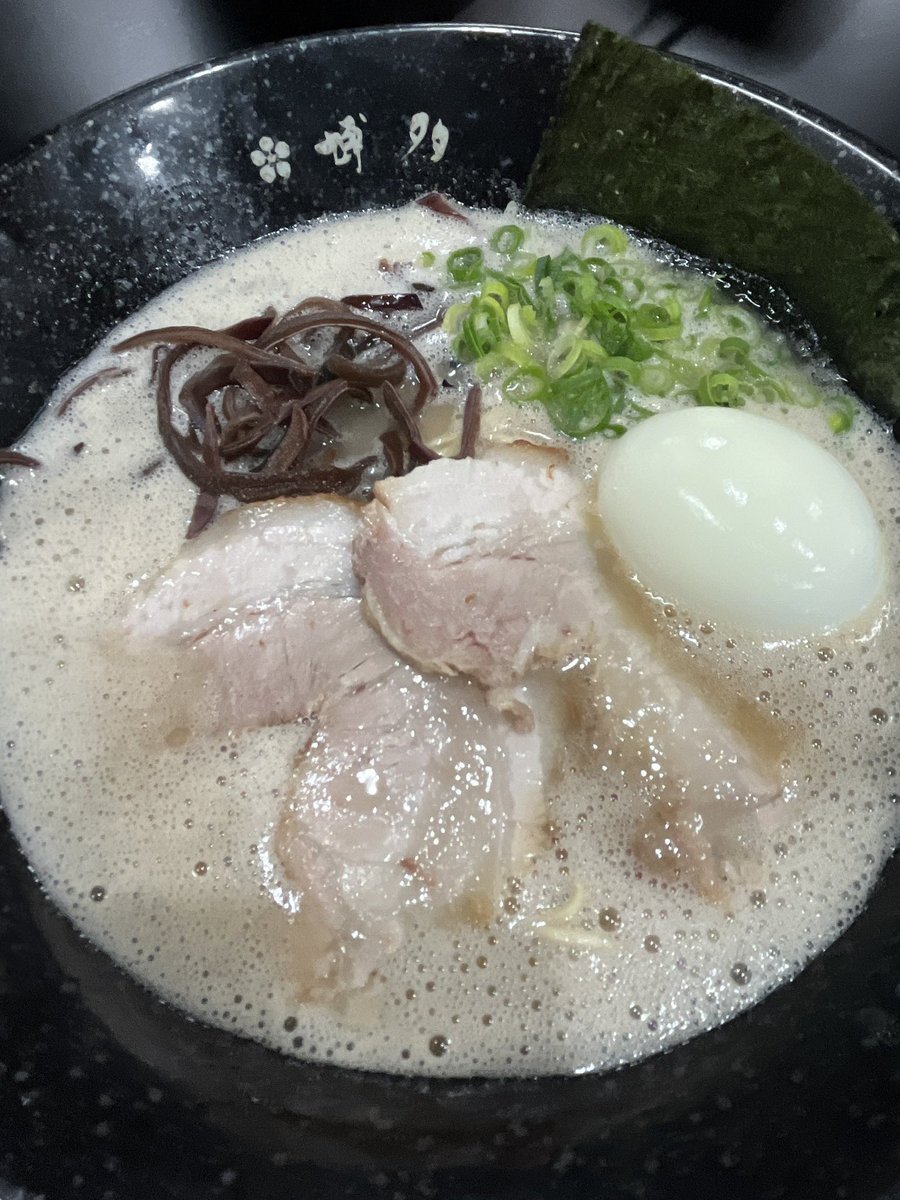 utti3323's tweet photo. 桜並木駅近くにラーメン屋さんができたので行ってみました。
博多 一叶と言う系列店さん。
個人的に泡系大好きなのですが、まずびっくりなのが750円からなのとゆで卵サービス、替え玉120円と言うコスパ！
美味しさも個人的に大ヒット！暫く通いそうな勢い…
店主さんの笑顔もgoodでした！
#博多一叶 https://t.co/k4nBL64hr7