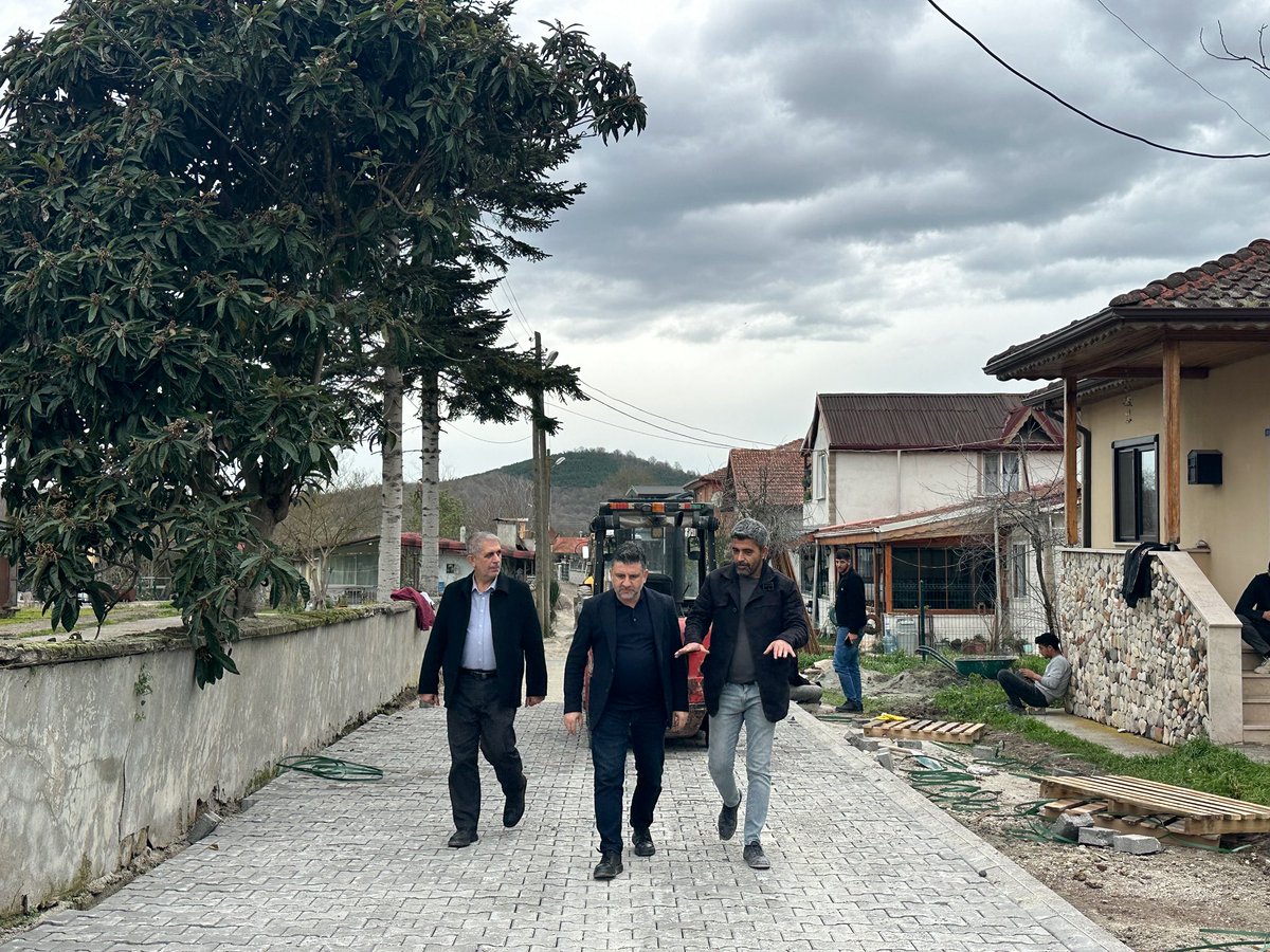 Akarca mahallemizde devam eden parke taşı serimi çalışmalarını yerinde inceledik. Mahallelerimizin konforunu artırmak için sahada özveriyle çalışan ekip arkadaşlarımıza emekleri için teşekkür ediyor, çalışmalarında kolaylıklar diliyorum.