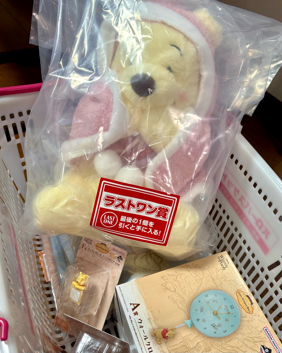 くまのプーさんの一番くじ ラストワン賞の 〈プーさん〉ふわふわケープ