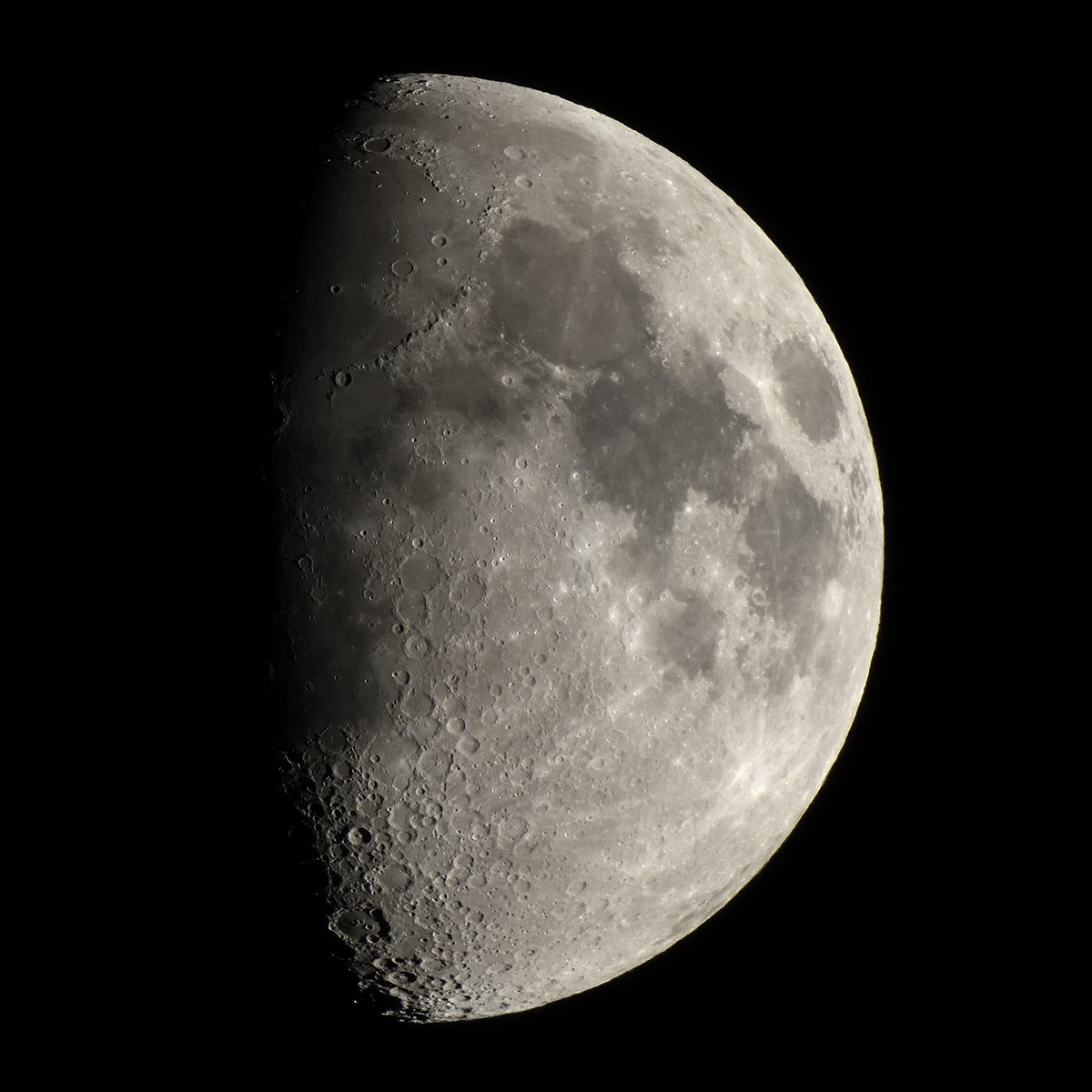 1/27の月。（D850＋AF-S 500mm f/4E FL ED VR＋TC-20EIII／f/8／ISO800／1/800秒）