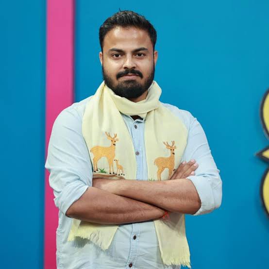 जैकी यादव नामक यह लड़का 2  दिन से चुन चुनकर पत्रकारों को टारगेट कर रहे हैं। उन्हें जातिवाद सर्टिफिकेट दे रहे हैं। अभिनव पांडेय से लेकर चित्रा त्रिपाठी तक को ये व्यक्ति ज्ञान बांट रहे। लेकिन ये व्यक्ति कभी ख़ुद के गिरेबान पर क्यों नहीं झांकते?

ये व्यक्ति कहाँ से पिछड़े हैं? UGC